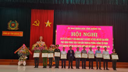 Khen thưởng thành tích phòng, chống ma tuý tuyến biên giới Việt - Lào