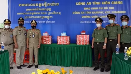 Công an tỉnh Kiên Giang trao kinh phí hỗ trợ các tỉnh bạn thuộc Campuchia