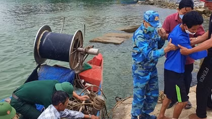 Kịp thời cứu chữa một ngư dân gặp nạn trên biển