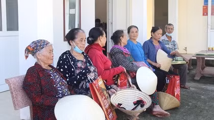 Lật tẩy chiêu thức bán hàng giá cao cho người già