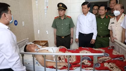 Thứ trưởng Lê Quốc Hùng thăm hỏi Đại úy Công an bị dao đâm trúng tim khi làm nhiệm vụ