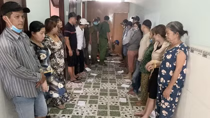 24 con bạc thuê nhà nghỉ để lắc tài xỉu
