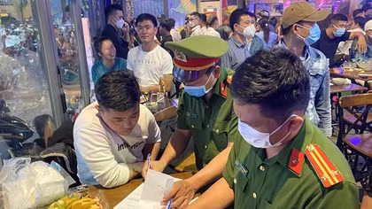 Nhiều nam, nữ vào quán pub beer phê ma túy, bay lắc