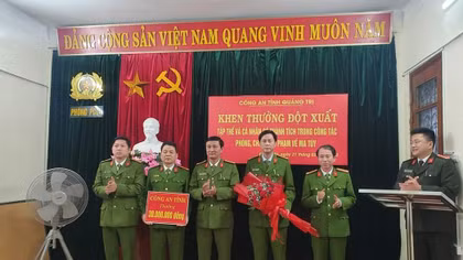 Khen thưởng vụ bắt giữ 2kg ma tuý đá và 4.000 viên ma tuý tổng hợp