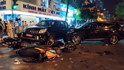 Hà Nội: Một người tử vong sau tai nạn liên hoàn giữa 4 ô tô và 6 xe máy