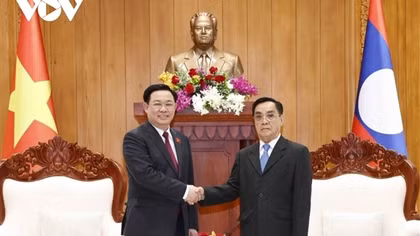 Chủ tịch Quốc hội Vương Đình Huệ gặp nguyên Thủ tướng, nguyên Chủ tịch Quốc hội Lào