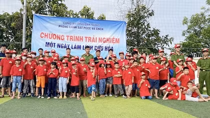 Giúp học sinh trải nghiệm “Một ngày làm lính cứu hỏa”