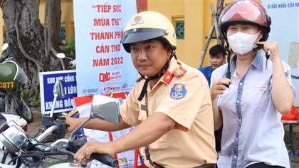CSGT hỗ trợ nữ sinh về nhà lấy giấy báo dự thi