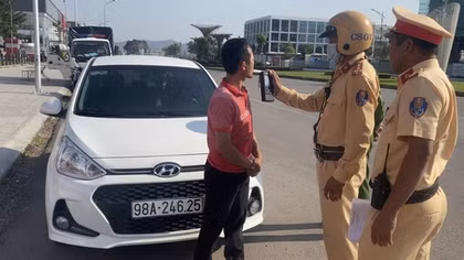 Tạm giữ lái xe vi phạm nồng độ cồn mang theo súng hơi