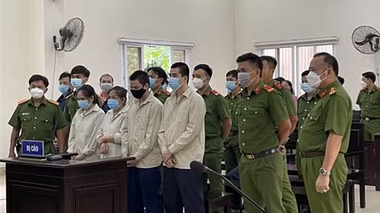 Con lãnh án tử hình, mẹ 18 năm tù vì buôn ma túy