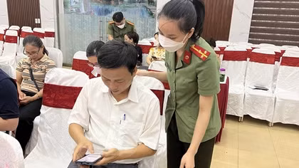 Làm thủ tục cấp hộ chiếu bằng… điện thoại