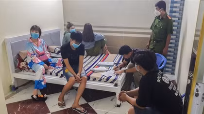 Ba đôi nam nữ thuê nhà nghỉ để “bay lắc” tập thể