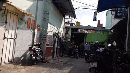 Đi học về, con trai phát hiện cha mẹ tử vong trên vũng máu