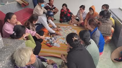 16 con bạc chui vào nhà mồ... sát phạt