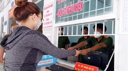 Người dân vùng Tây Nam Bộ đến Công an xã cấp đổi biển số xe
