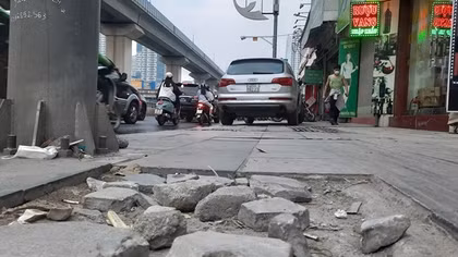 Hà Nội nói gì về "độ bền 70 năm" của đá lát vỉa hè liên tục hư hỏng?