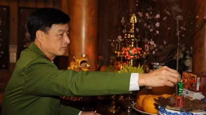 Thứ trưởng Nguyễn Duy Ngọc thắp hương tưởng nhớ các đồng chí cố lãnh đạo Bộ
