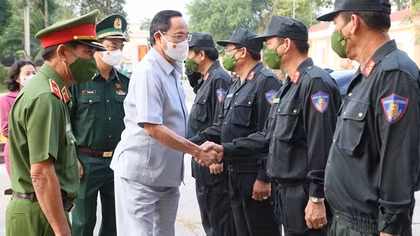Phó Chủ tịch Quốc hội Trần Quang Phương thăm, làm việc với Trung đoàn CSCĐ Tây Nam Bộ