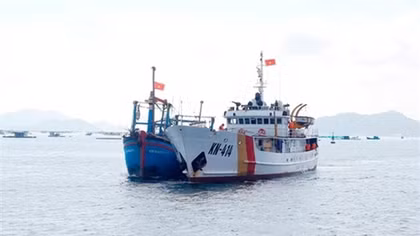 Tìm kiếm cứu nạn và lai dắt an toàn tàu cá của ngư dân Khánh Hòa
