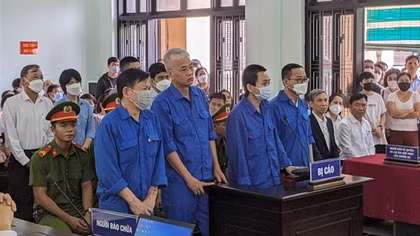 Tạm hoãn phiên toà xét xử vụ án “đưa, nhận hối lộ” tại Cảng hàng không Phú Bài