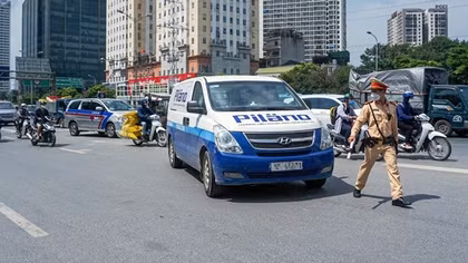 Dùng xe đặc chủng ghi hình phương tiện đi vào làn khẩn cấp đường vành đai 3