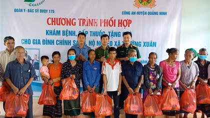 Khám bệnh, tặng quà cho bà con  xã miền núi Trường Xuân, Quảng Bình