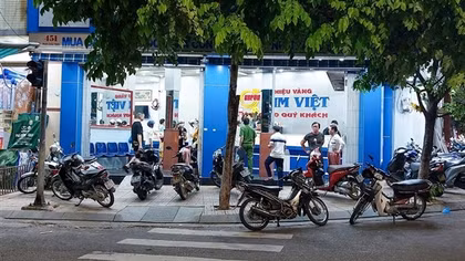 “Ngáo đá” dùng búa lao vào đập tủ tiệm vàng