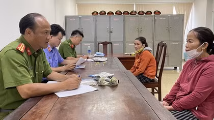 Giả vờ mua hàng, 2 phụ nữ buôn ve chai lấy trộm hơn 20.000 USD