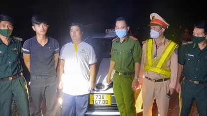 Ôm bọc "hàng nóng", di chuyển bằng taxi trong đêm
