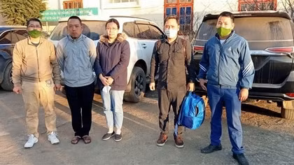 Công an xã đưa người bị rối loạn thần kinh về với gia đình