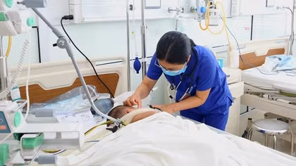 Trẻ bị liệt mềm toàn thân, biến chứng nặng sau nhiễm Adenovirus