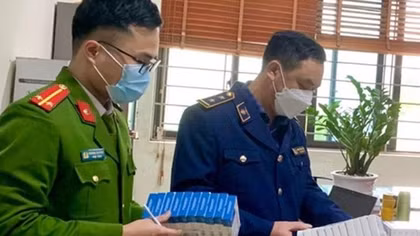 Thu giữ hàng nghìn kit test, thuốc điều trị COVID-19 trôi nổi