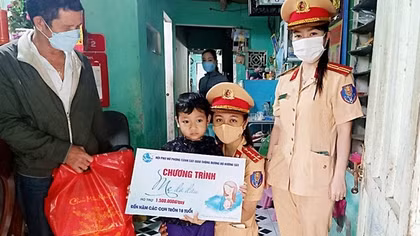 Phụ nữ CSGT Quảng Nam đồng hành cùng chương trình “Mẹ đỡ đầu”
