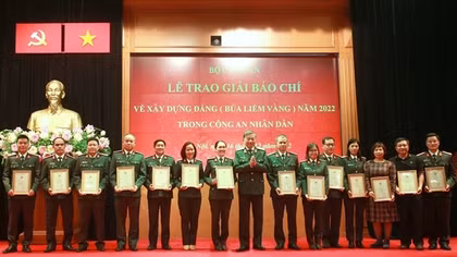 Tổng kết công tác đảng và trao Giải Búa Liềm Vàng trong CAND năm 2022