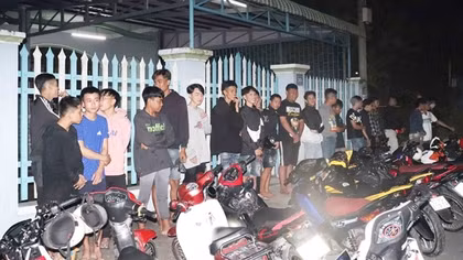 Thay đổi kết cấu xe, 27 thanh, thiếu niên tụ tập "tổ lái" trên quốc lộ 1