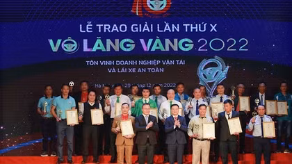 Tôn vinh 20 tập thể và 50 tài xế lái xe an toàn ở giải "Vô lăng vàng" 2022