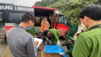 Gặp CSGT, lái xe bỏ chạy cùng gần 3 tạ pháo lậu