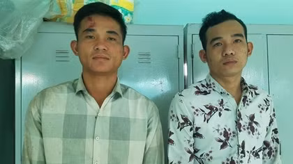 Khống chế 2 đối tượng say xỉn tấn công CSGT, đòi đốt xe