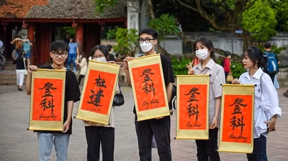 Sĩ tử ùn ùn đến Văn Miếu cầu may trước ngày thi