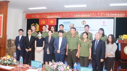 Bàn giao trang thiết bị phòng, chống dịch COVID-19 Cho Cục Quản lý xuất nhập cảnh