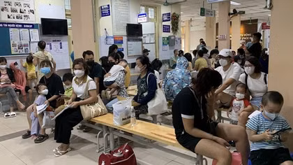 Trẻ mắc Adenovirus, sốt xuất huyết tiếp tục tăng mạnh tại Hà Nội