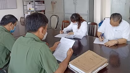 Công an làm việc với 2 người cầm đầu nhóm “Trừ quỷ Bảo Lộc”