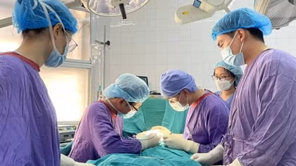 Bé trai suýt phải cắt cụt dương vật do sùi mào gà nặng