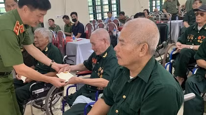 Thứ trưởng Nguyễn Duy Ngọc thăm, trao quà tại Trung tâm điều dưỡng thương binh Duy Tiên và Kim Bảng