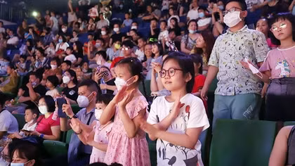 Sân khấu nhộn nhịp “hút” khán giả