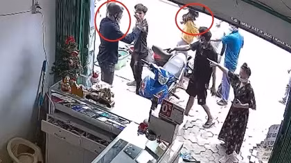 Chủ tiệm điện thoại kịp thời ngăn chặn cặp đôi dàn cảnh để cướp