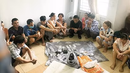 18 đối tượng thuê nhà nghỉ sát phạt thâu đêm
