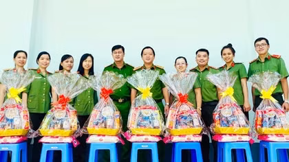 Công an TP Long Xuyên (An Giang): Ấm áp nghĩa tình đồng đội những ngày cận Tết