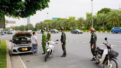 Lái xe taxi hành hung nhân viên an ninh hàng không Nội Bài
