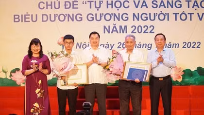 Trao giải thưởng tặng cụ ông 82 tuổi đỗ tốt nghiệp THPT